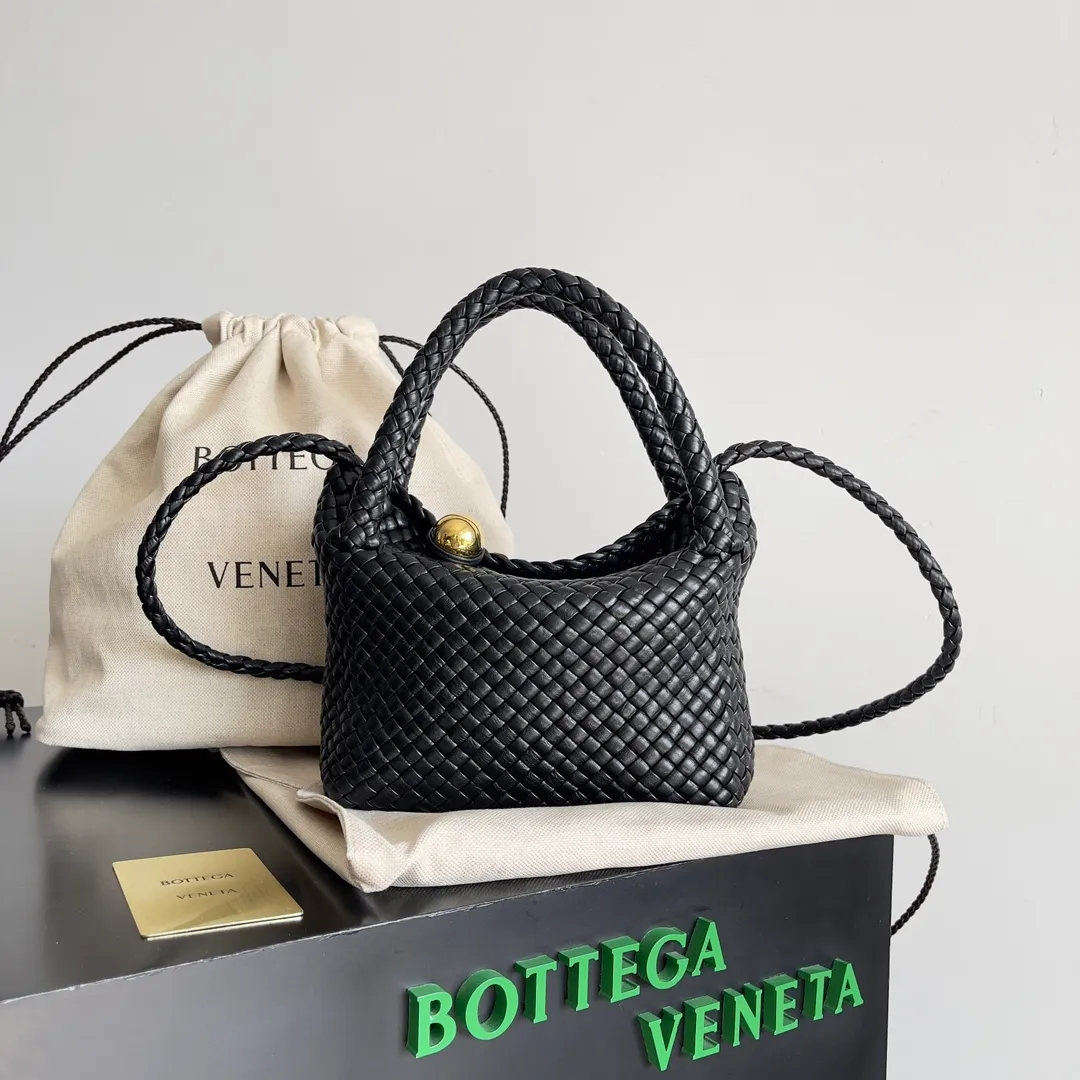Batch 3760 BV collectible small woven handbags are really YYDS!! Bottega Veneta’s most classic small woven handbags are back! ! We use the highest quality leather with the highest craftsmanship❤️ to create the most expensive works. We have created the Intrecciato leather weaving process❤️ This unique traditional exclusive leather weaving method has not only become our logo but also reflects the time-consuming and labor-intensive craftsmanship of our products❤️ The new TOSCA handbag must be a selection worth collecting🆕 Style number: 776755 Size: 20*15.5*7cm